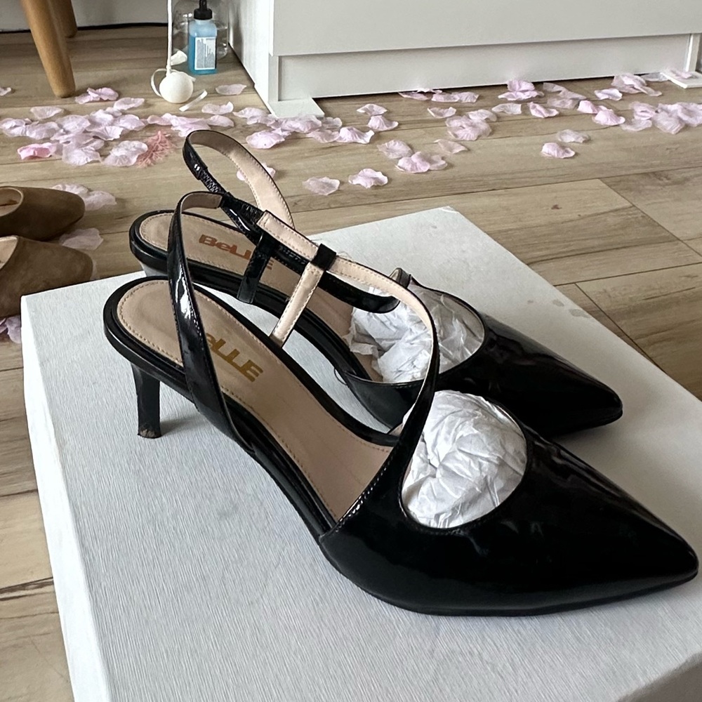 Cute 95%new black low heel shoe (size 7.5)